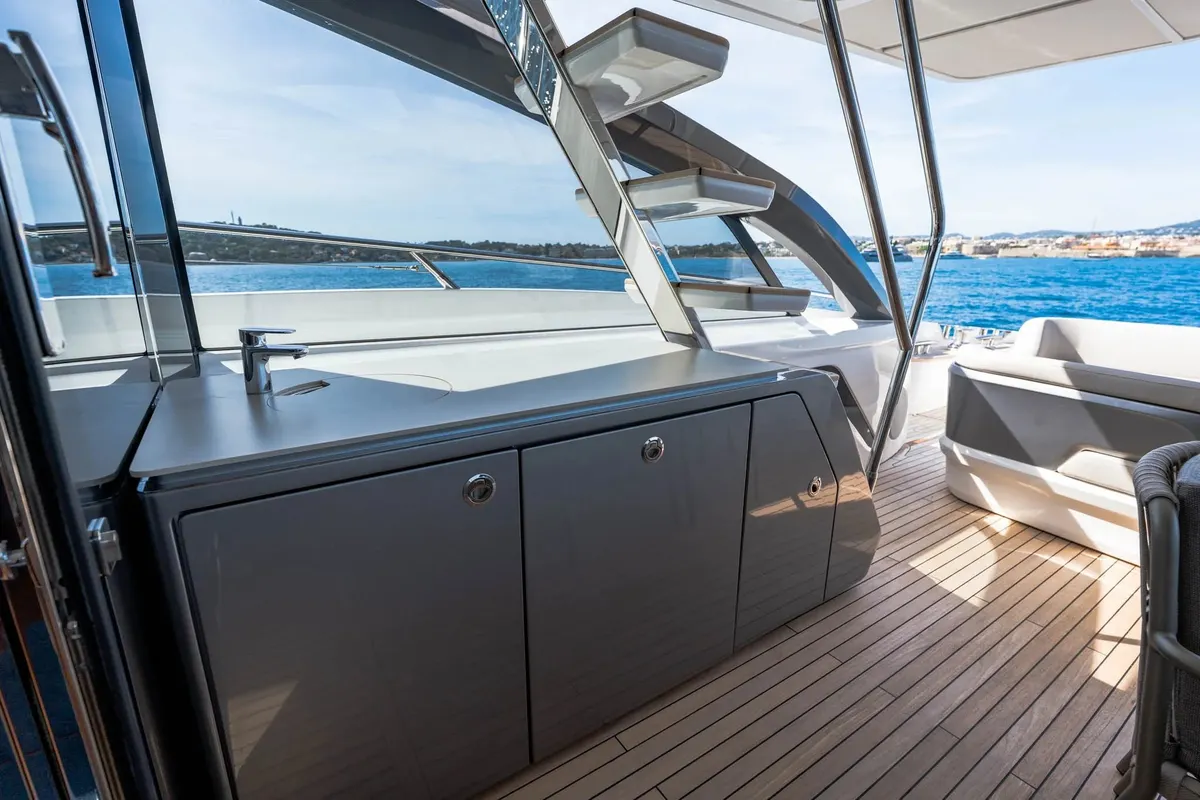 Princess S80 — Exterior photo 10