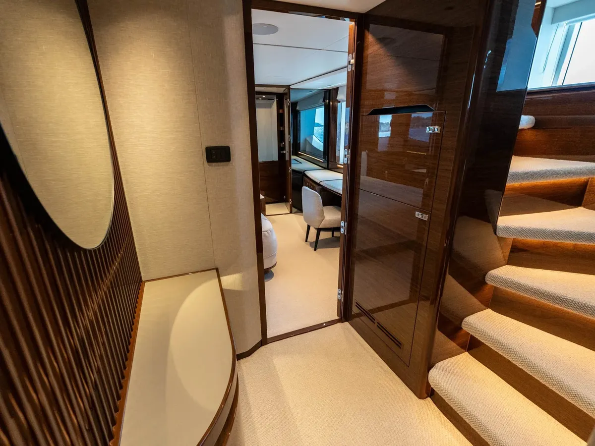 Princess S80 — Interior photo 1