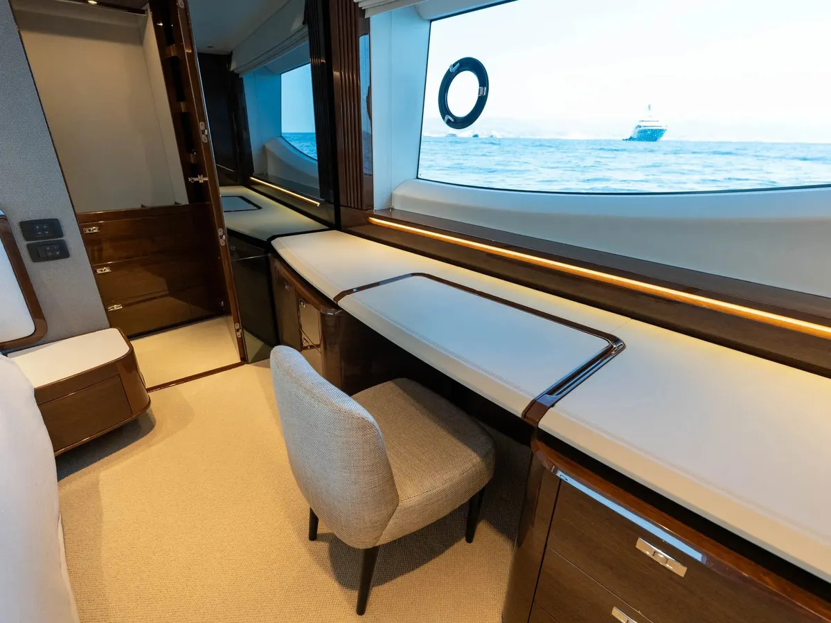 Princess S80 — Interior photo 4