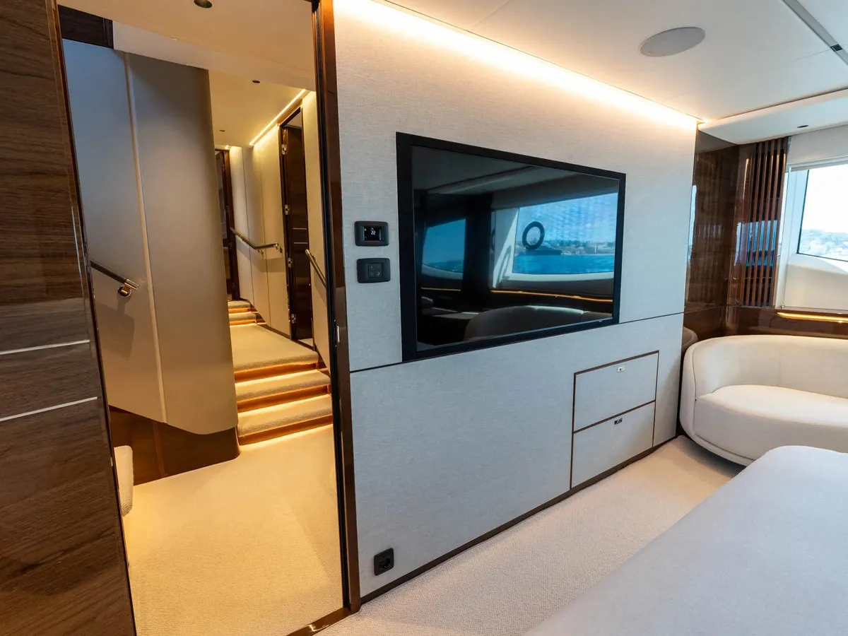 Princess S80 — Interior photo 6