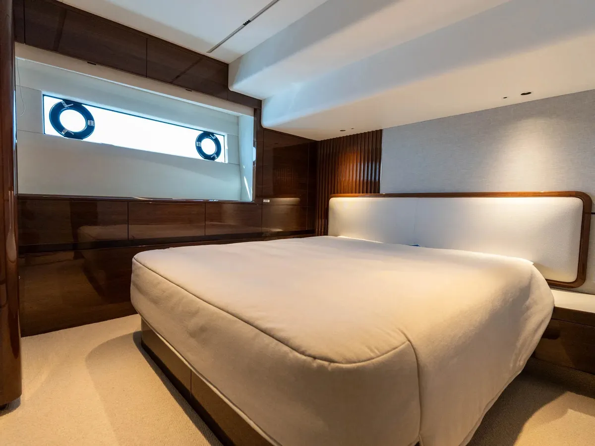 Princess S80 — Interior photo 8