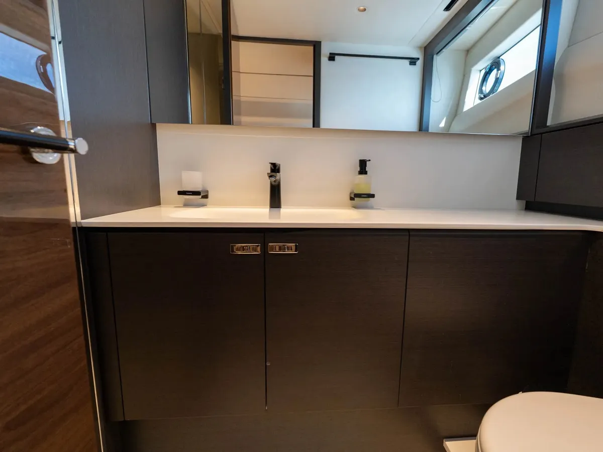 Princess S80 — Interior photo 9