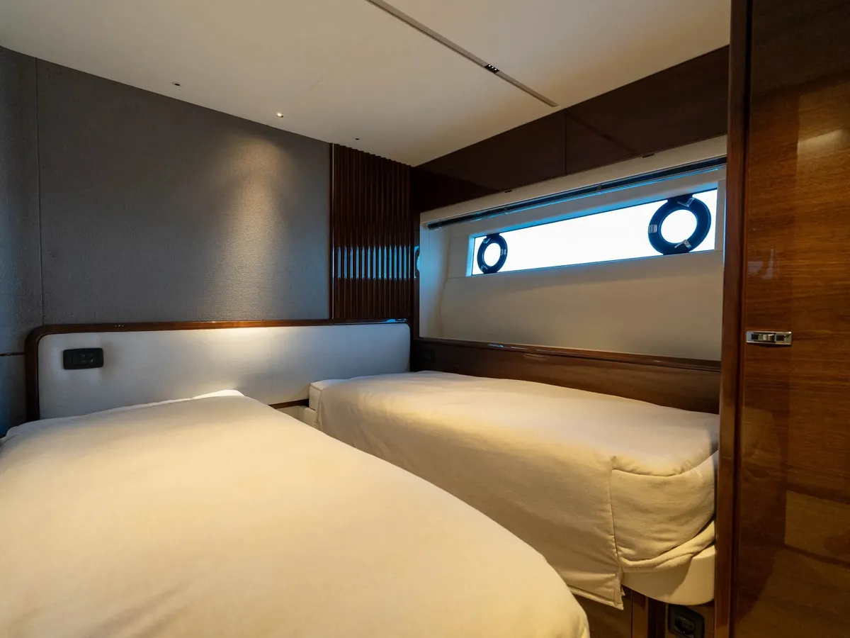 Princess S80 — Interior photo 10