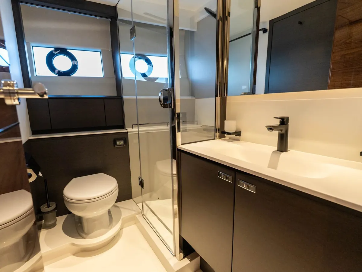 Princess S80 — Interior photo 11