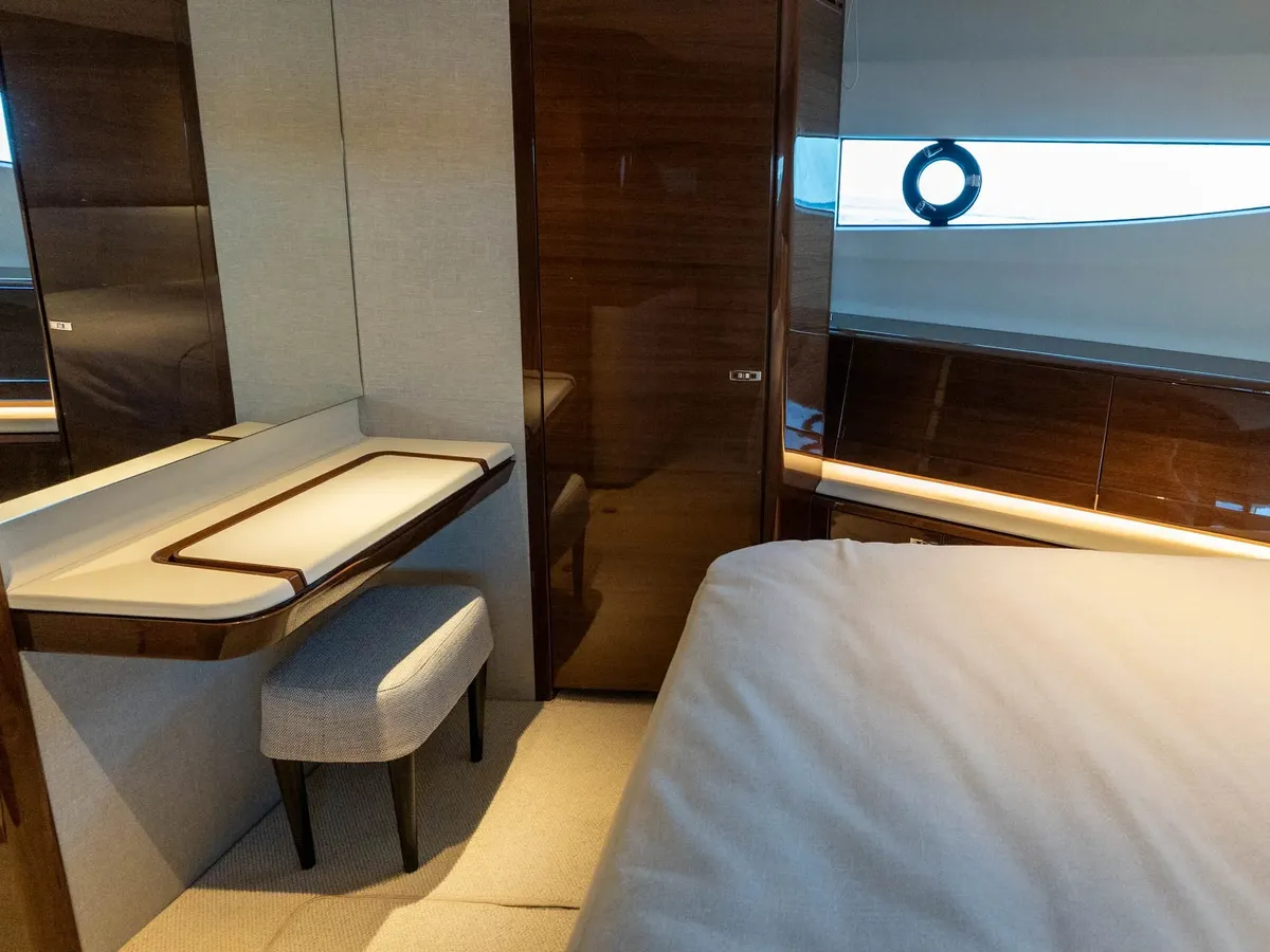 Princess S80 — Interior photo 13