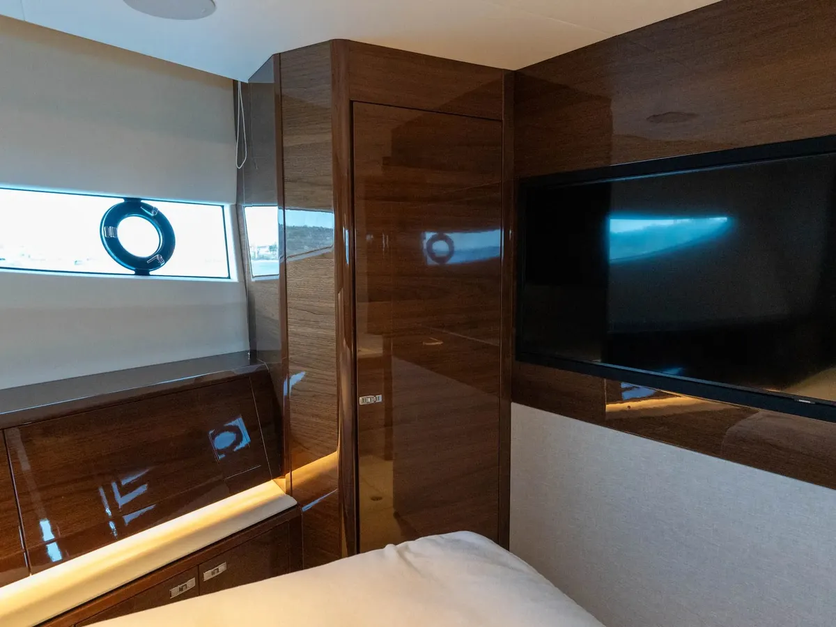 Princess S80 — Interior photo 14