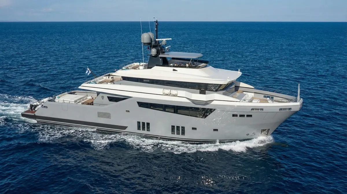 33M Explorer – Brizo Yachts — Exterior photo 4