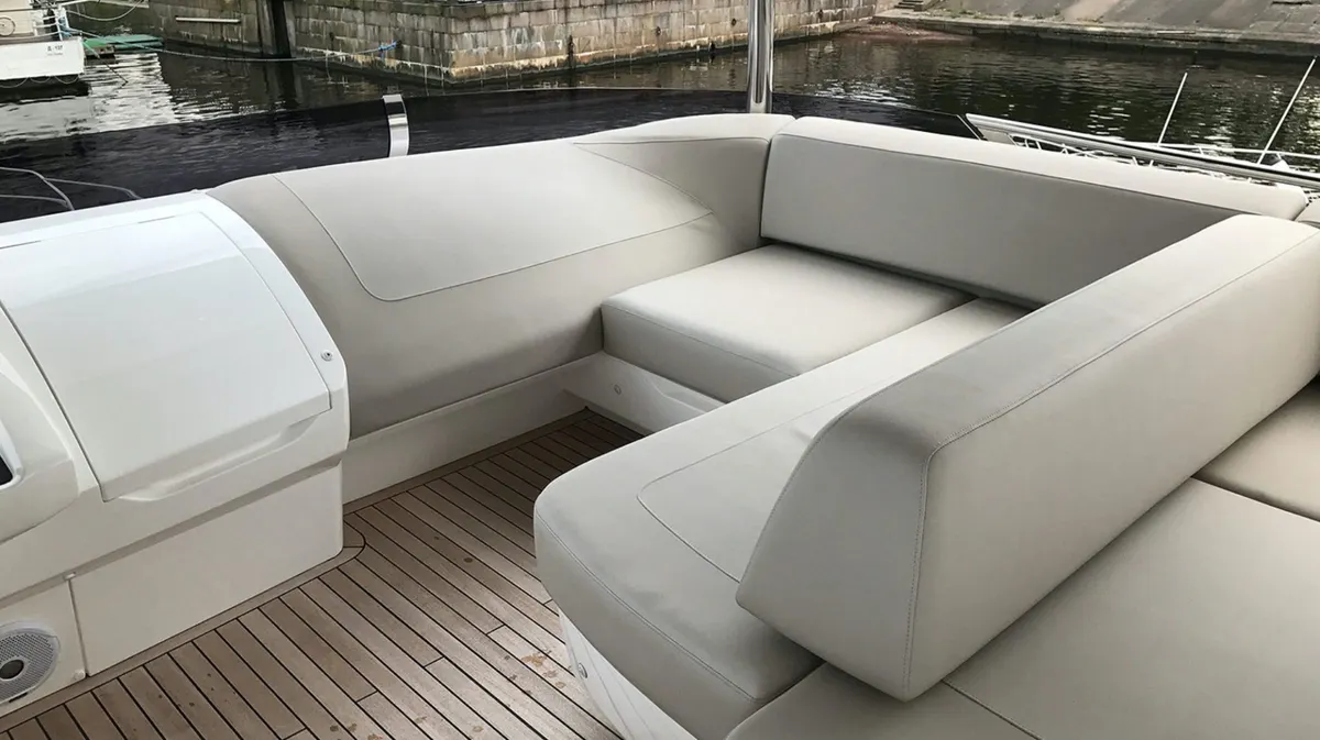 Princess F68 — Interior photo 12