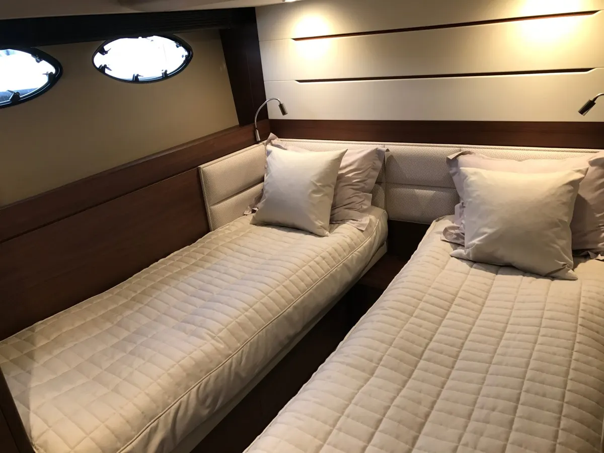 Princess F68 — Interior photo 1