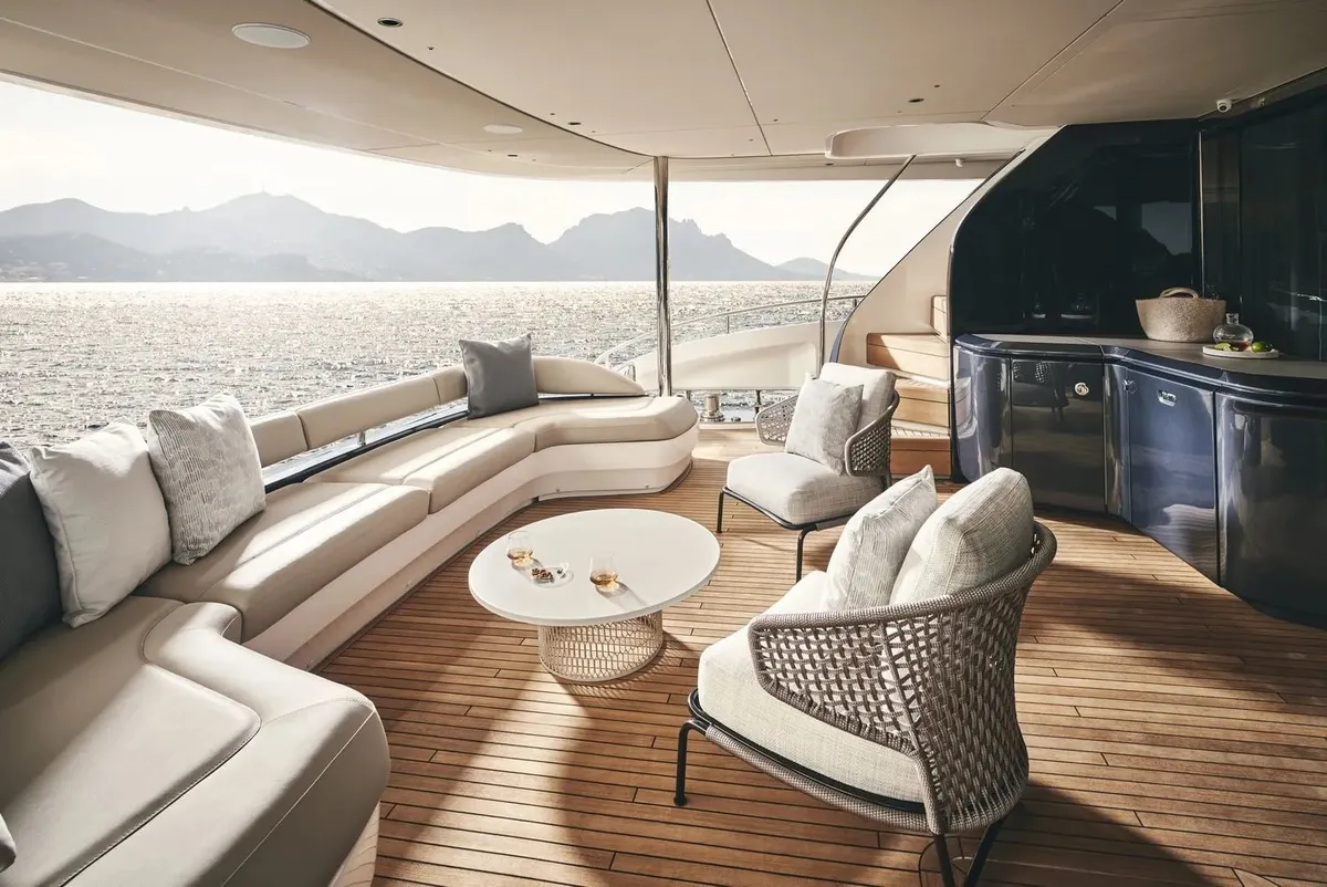 Princess Y95 — Exterior photo 14