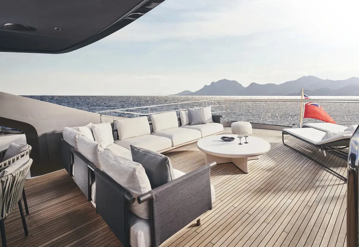 Princess Y95 — Exterior photo 25