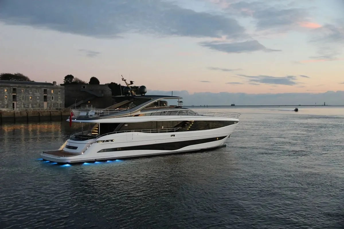 Princess Y95 — Exterior photo 3