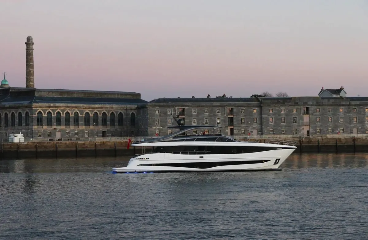 Princess Y95 — Exterior photo 6