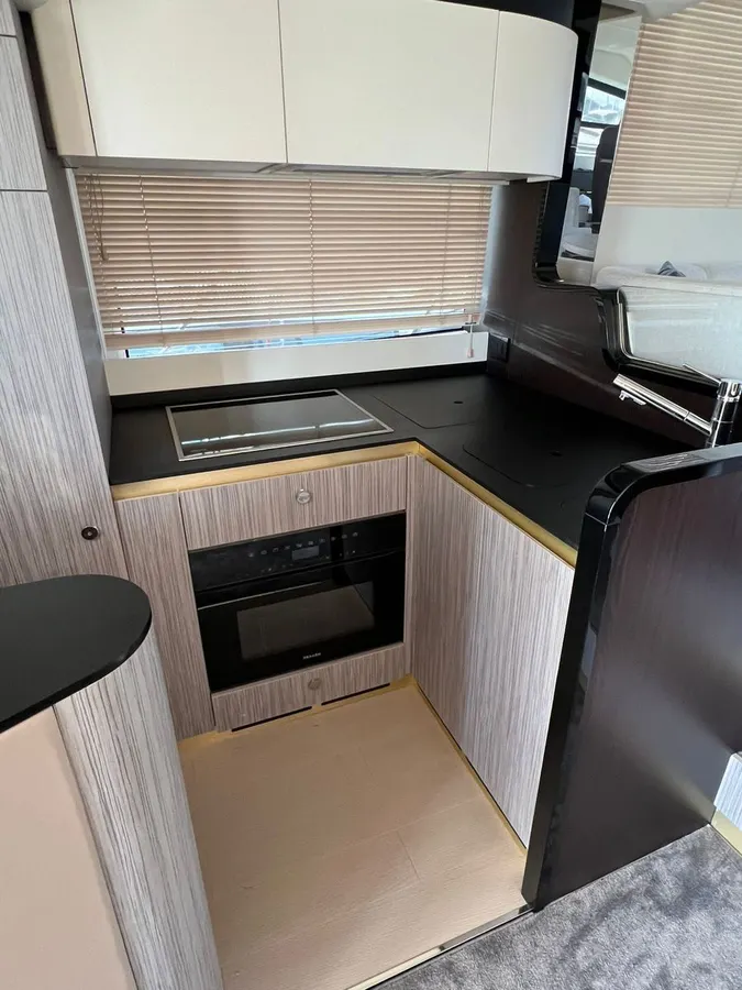 Azimut 55 — Interior photo 5