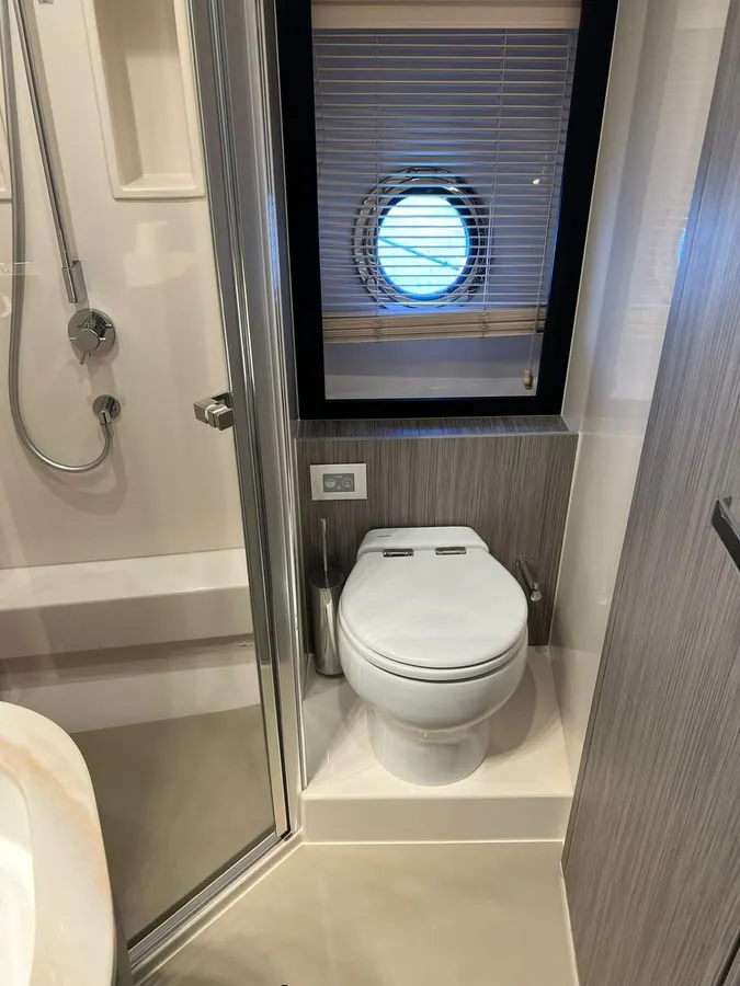 Azimut 55 — Interior photo 8