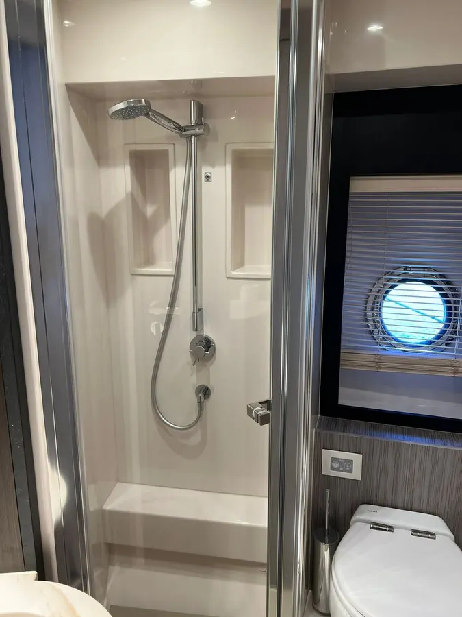 Azimut 55 — Interior photo 9