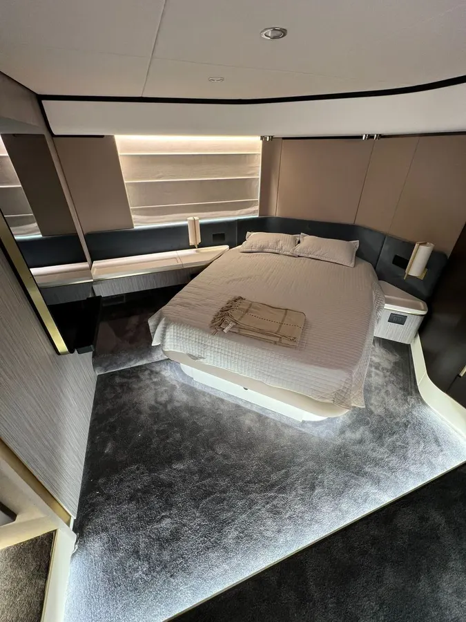 Azimut 55 — Interior photo 10