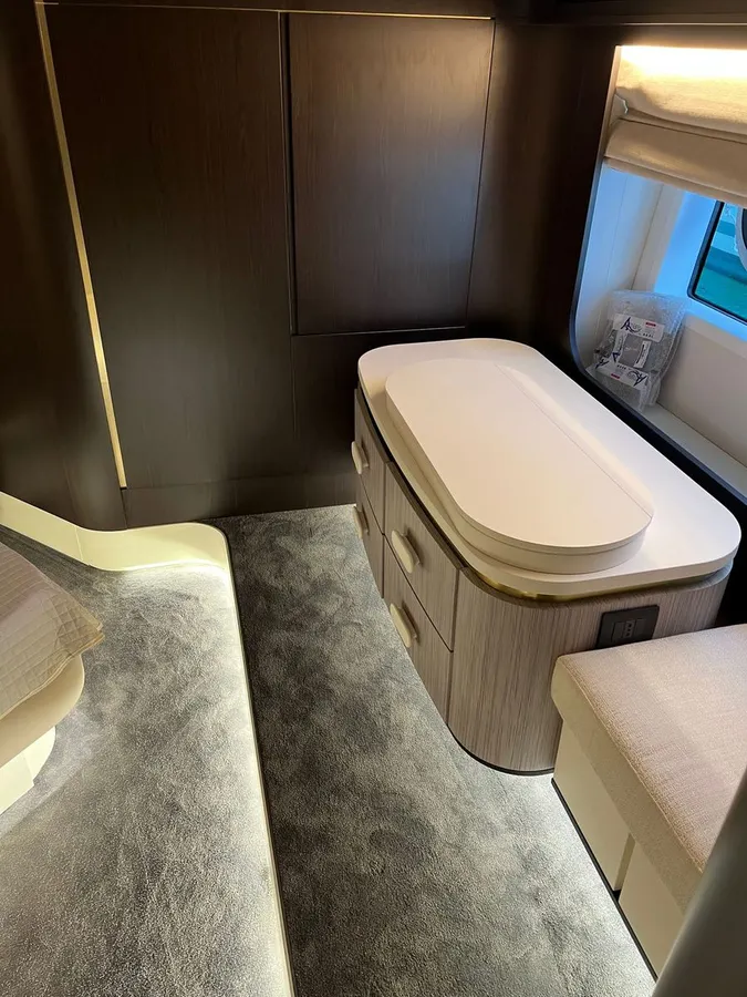 Azimut 55 — Interior photo 12