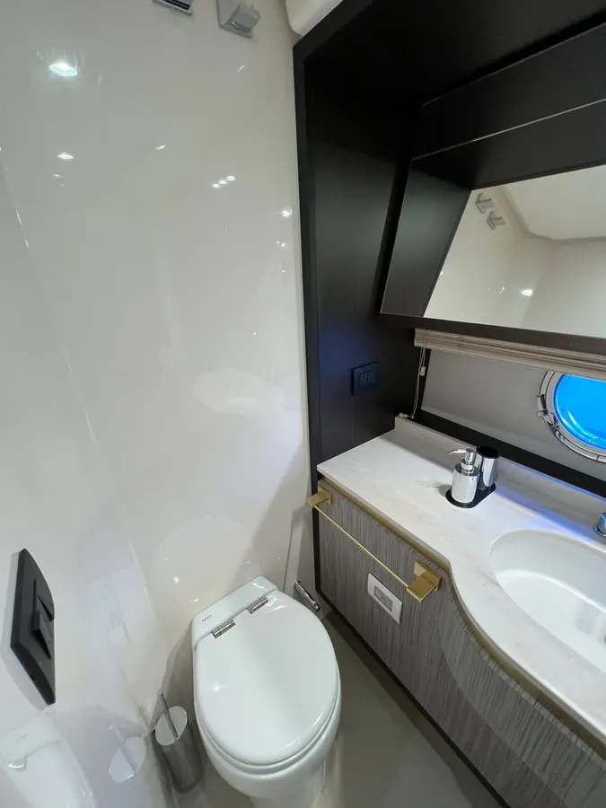 Azimut 55 — Interior photo 16