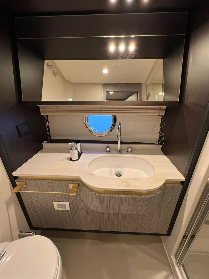 Azimut 55 — Interior photo 17