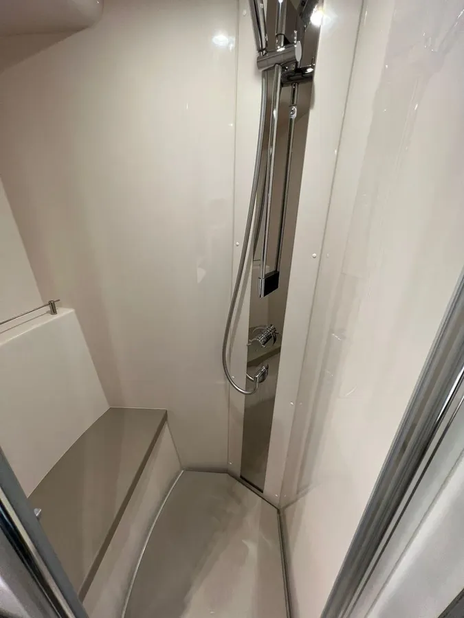 Azimut 55 — Interior photo 18