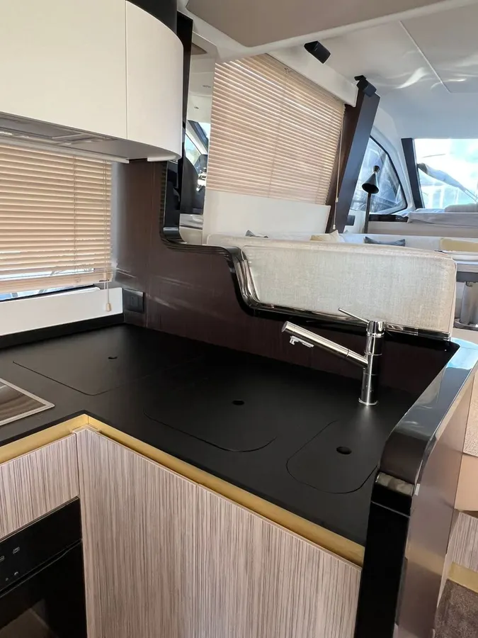 Azimut 55 — Interior photo 2